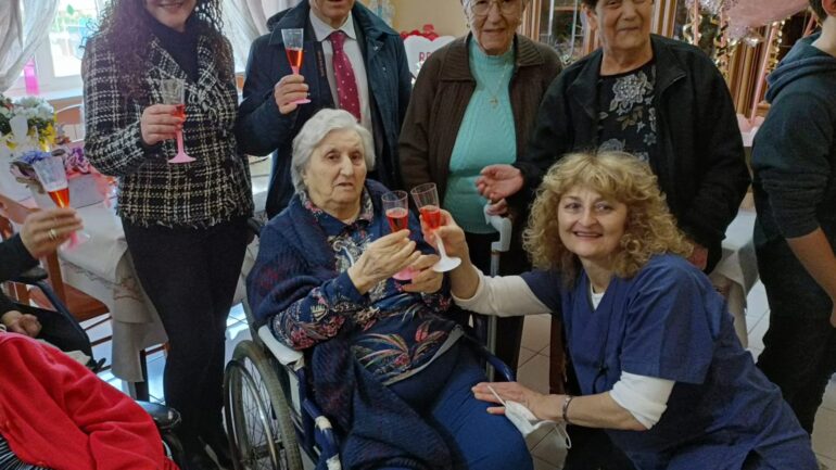 Doppia festa il giorno di Pasqua per i 100 anni di nonna Maria Gargiulo