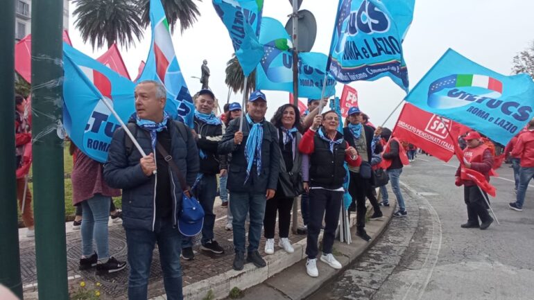 Uiltucs Latina a Napoli per la giornata della mobilitazione