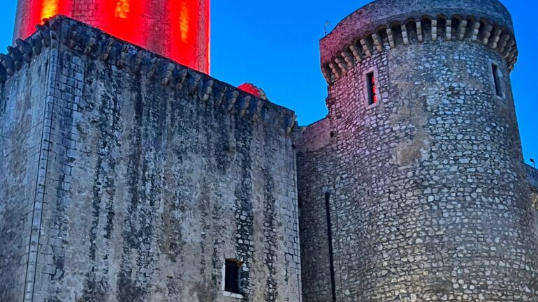 Il Castello di Fondi si illumina di rosso per ricordare la fondazione della Croce Rossa Italiana