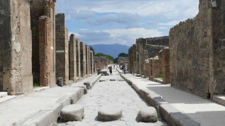 Pompei, trovati resti umani e pareti affrescate